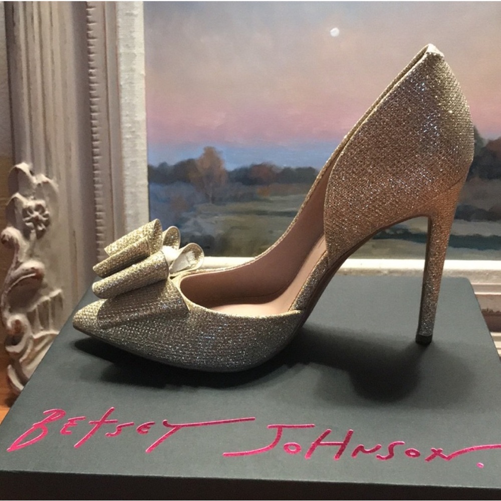 BETSEY JOHNSON  Gold 4” Stilettos Size 6 - Picture 2 of 10